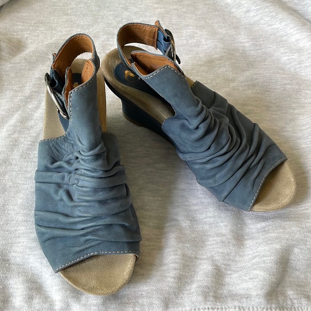 women's earthies blue suede vintage wedges size 6